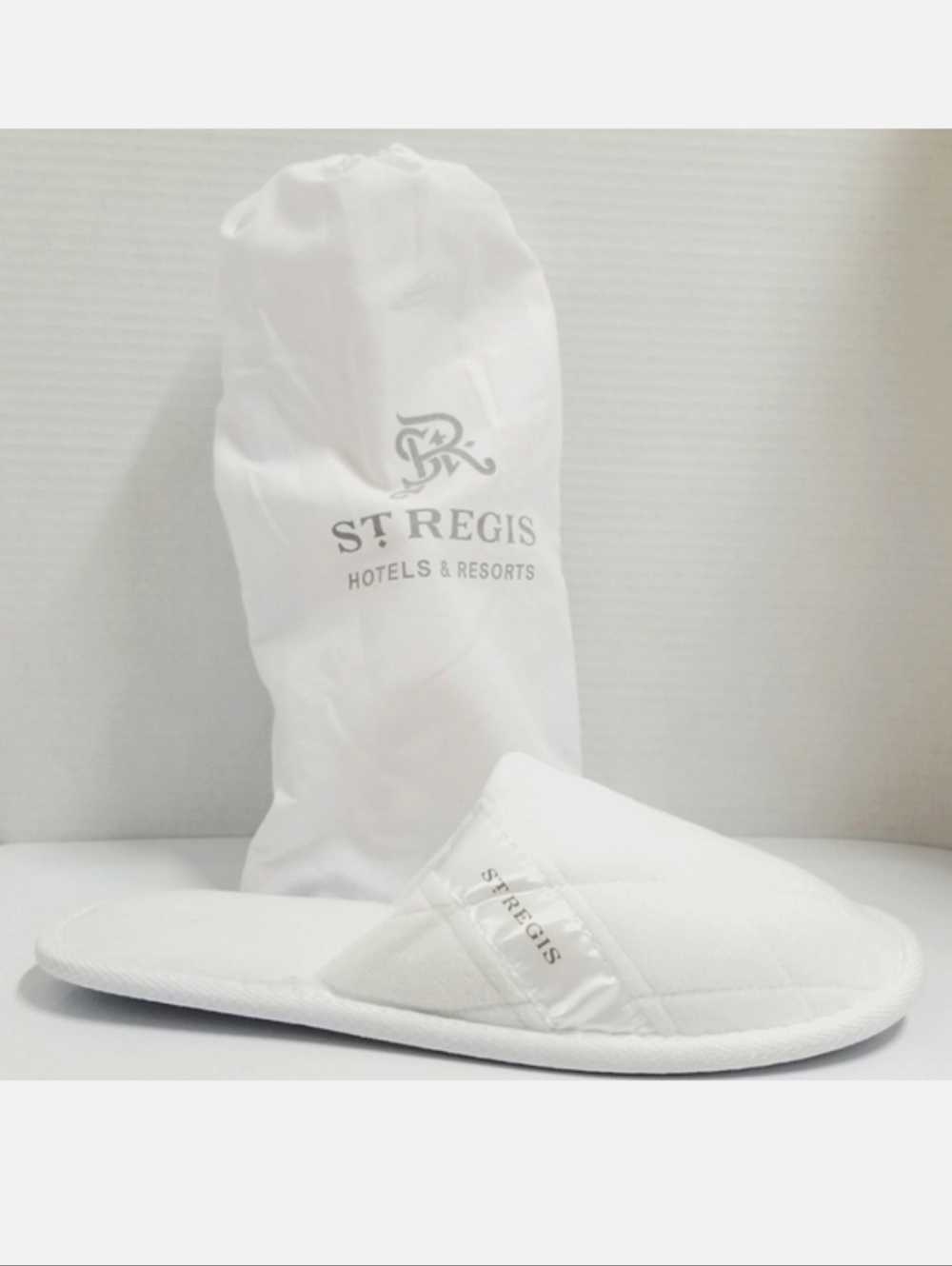 St. Regis Lounge Slippers Sz Lrg White Quilted Velour Mules Drawstring Pouch